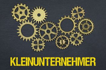Foto: Zahnräder und Schriftzug Kleinunternehmer